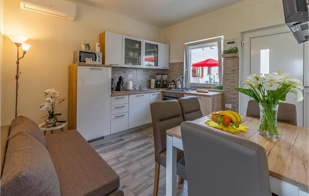 2 Bedroom Gorgeous Apartment In Valbandon