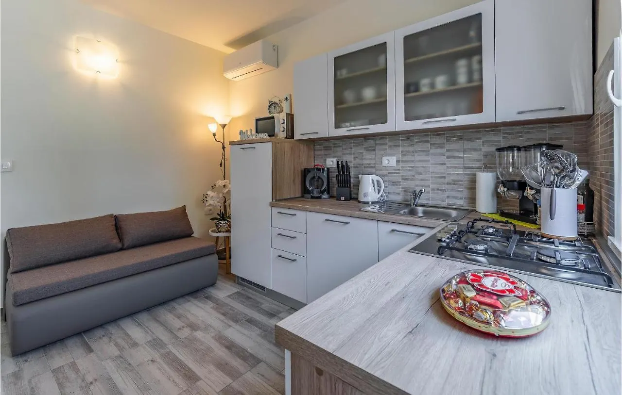 2 Bedroom Gorgeous Apartment In Valbandon
