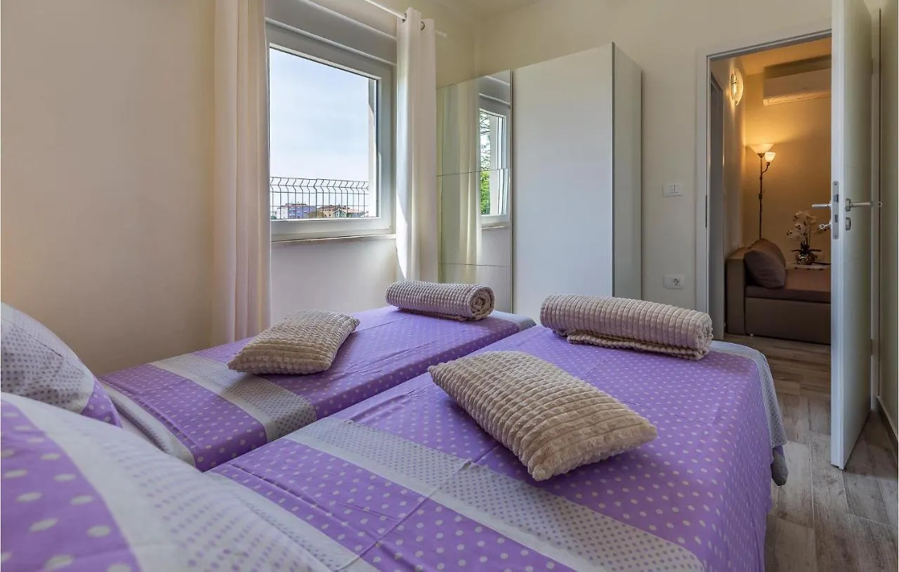 2 Bedroom Gorgeous Apartment In Valbandon