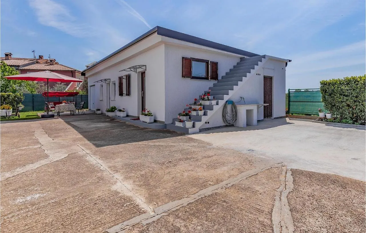 2 Bedroom Gorgeous Apartment In Valbandon