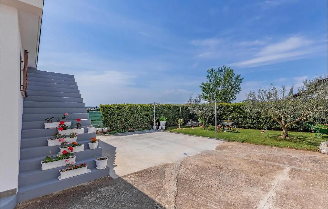 2 Bedroom Gorgeous Apartment In Valbandon 0*,