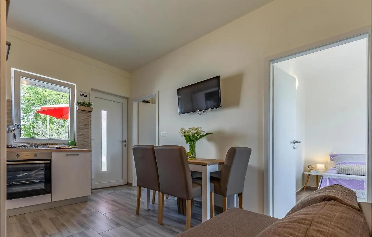 2 Bedroom Gorgeous Apartment In Valbandon