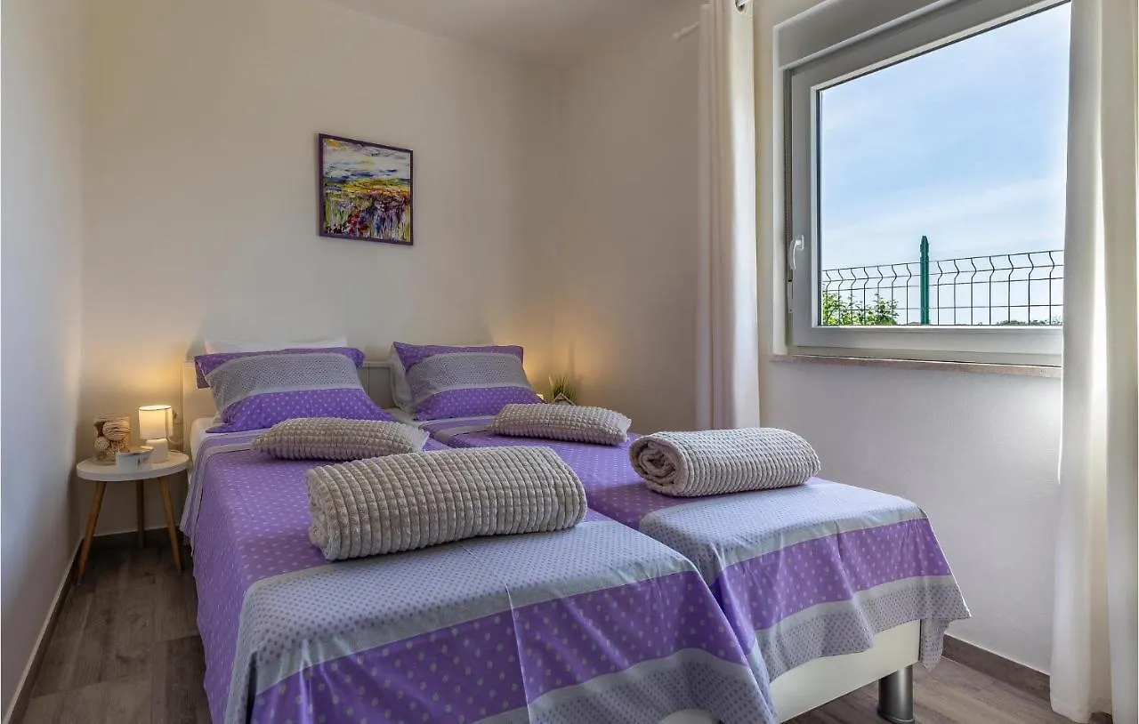 2 Bedroom Gorgeous Apartment In Valbandon
