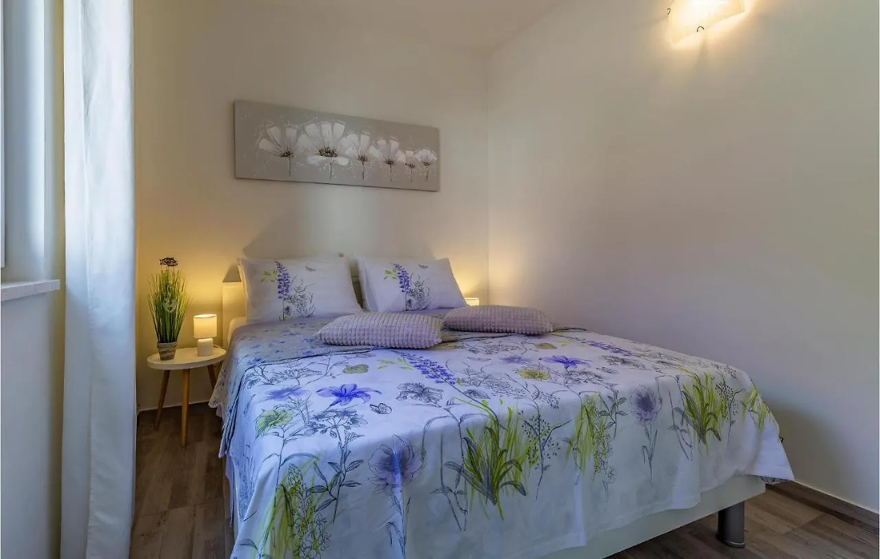 2 Bedroom Gorgeous Apartment In Valbandon