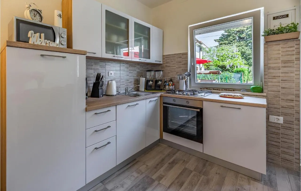 2 Bedroom Gorgeous Apartment In Valbandon