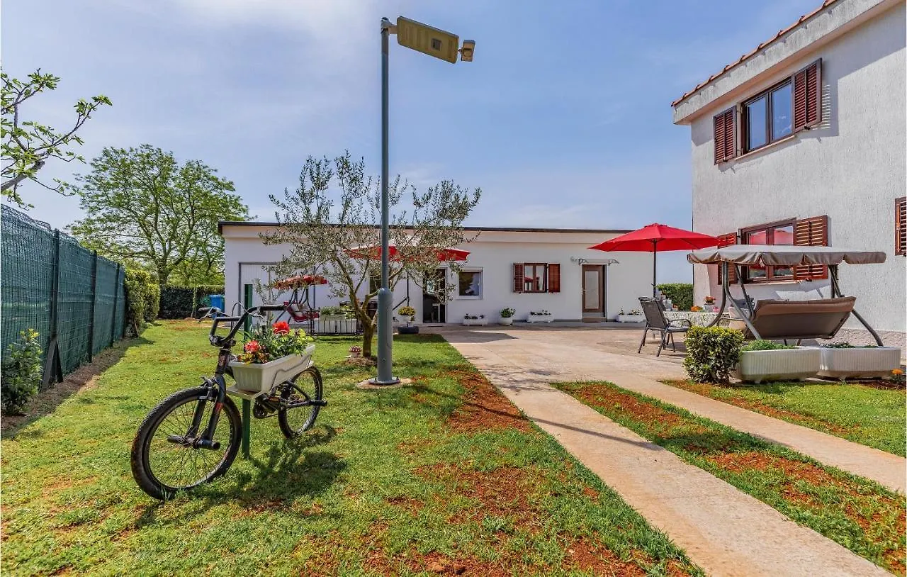 2 Bedroom Gorgeous Apartment In Valbandon